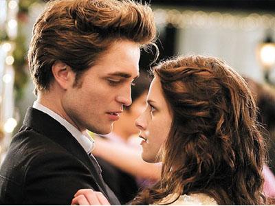 Wow, Robert Pattinson Ingin Ulangi Adegan Ciuman Dengan Kristen Stewart!